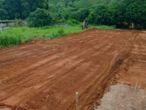 Leia mais sobre o artigo Nivelamento de terreno com retroescavadeira: como funciona essa etapa da terraplanagem
