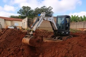 Leia mais sobre o artigo Serviço com mini escavadeira em Boituva/SP: escavação com acerto de corte de terreno para construção de casa