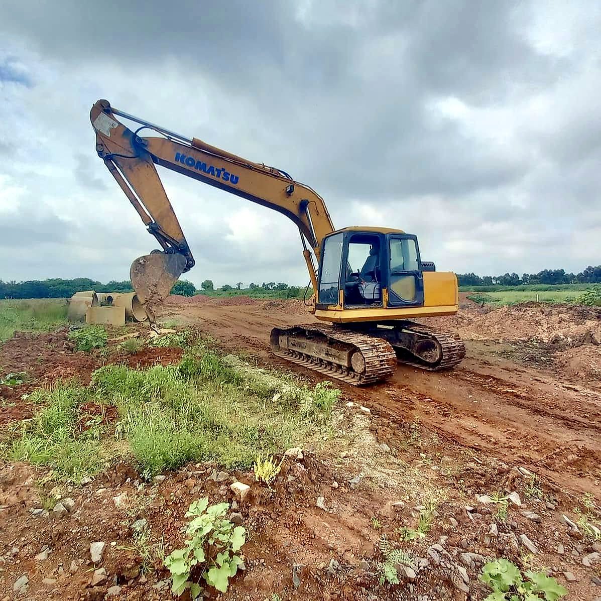 Escavadeira hidráulica Komatsu PC160LC em obra de terraplanagem em Canoas/RS