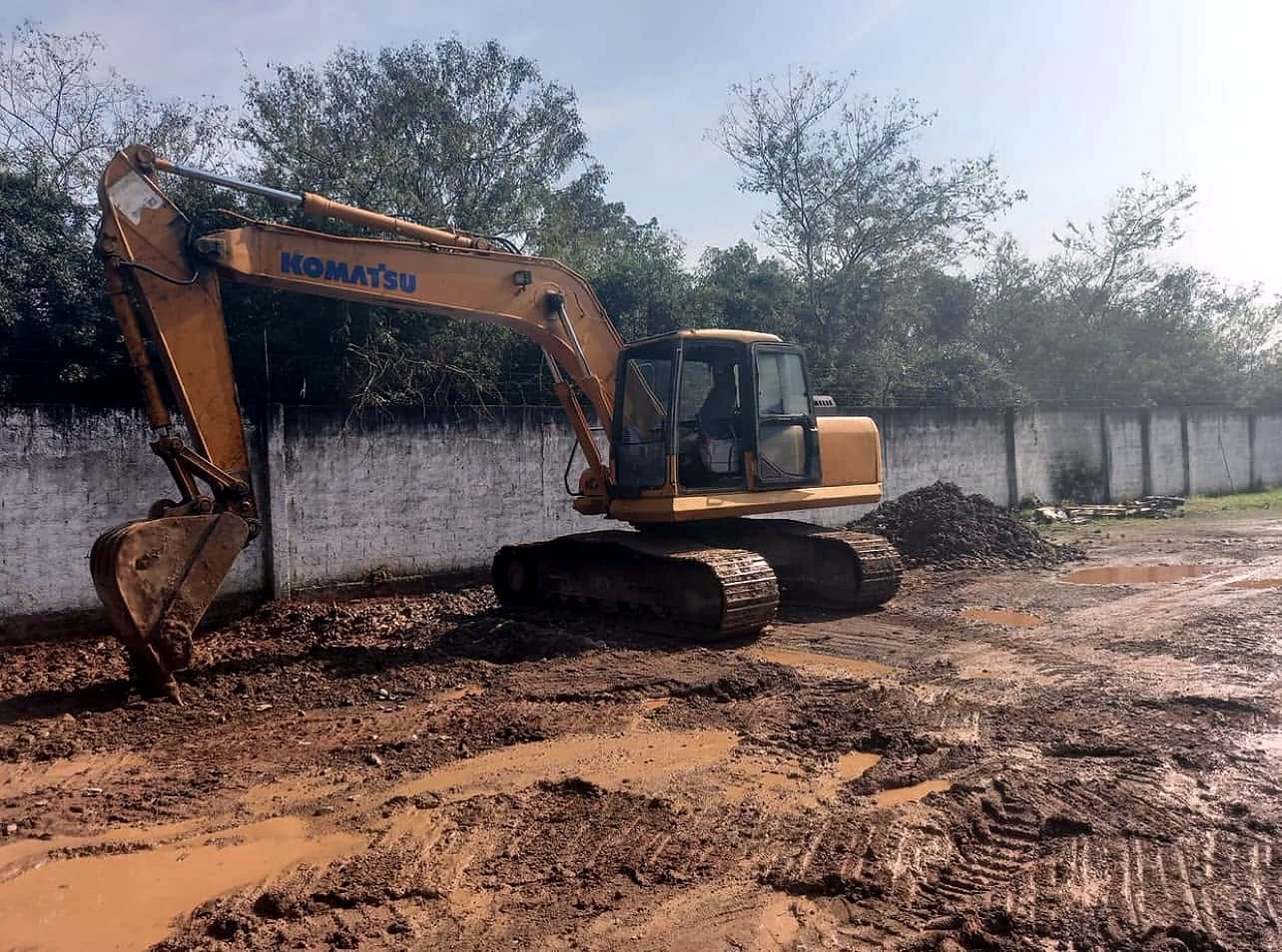 Escavadeira hidráulica fazendo limpeza e preparo de terreno em Canoas