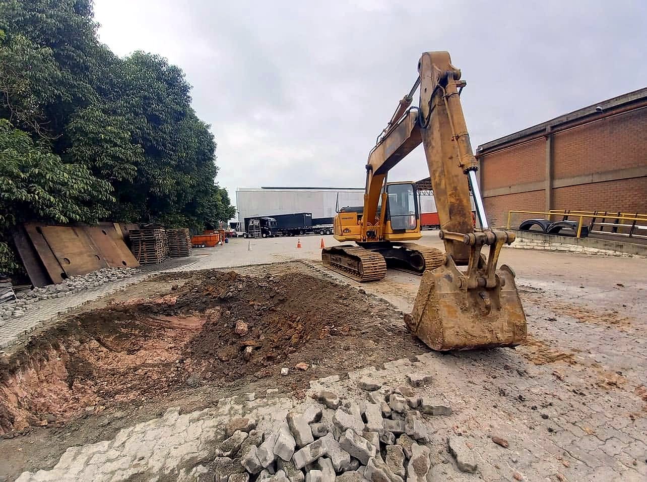 Escavação em pátio industrial com escavadeira hidráulica em Canoas/RS