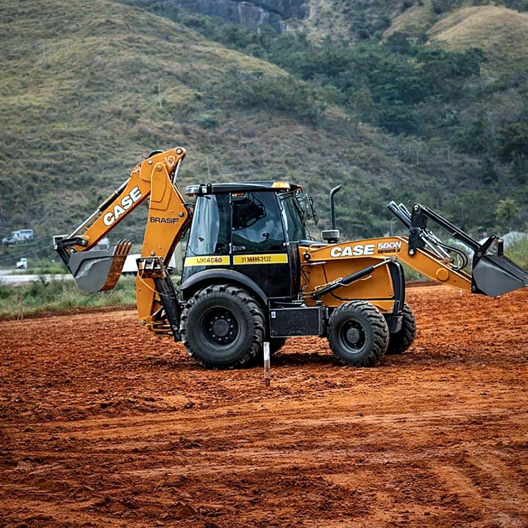 Retroescavadeira Case 580N em terreno nivelado de terra vermelha em Timóteo MG