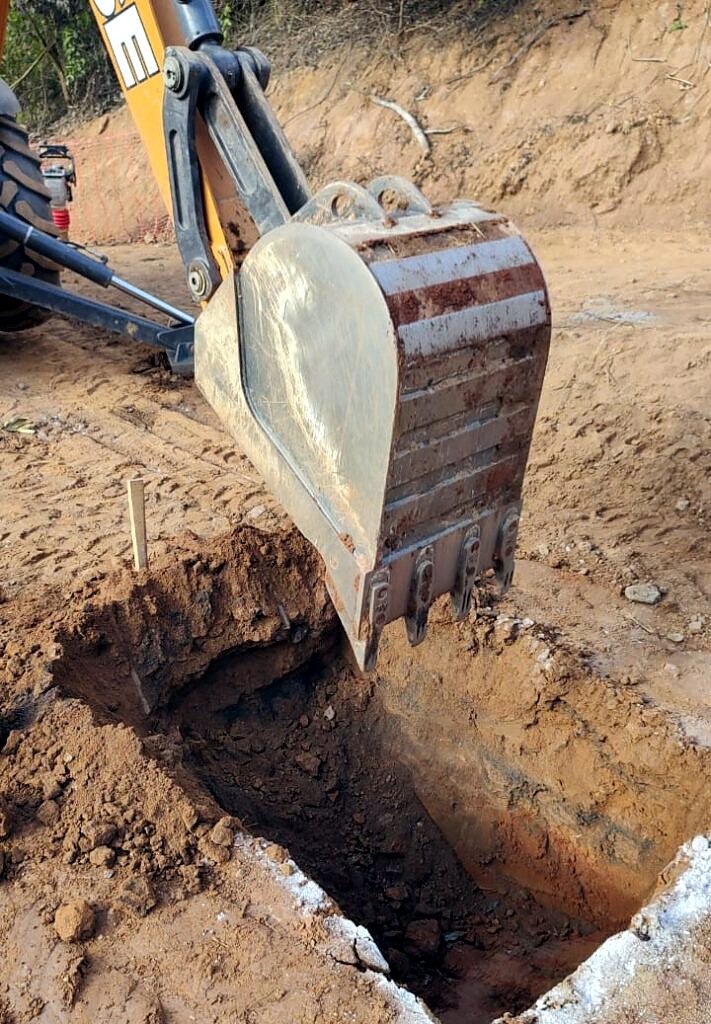 Concha da retroescavadeira escavando buraco para fundação em Timóteo